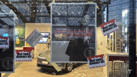 Protesta contro Elon Musk a Milano: attivisti “attaccano” il negozio Tesla in Piazza Gae Aulenti